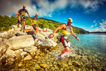 entrée dans l'eau course de swimrun